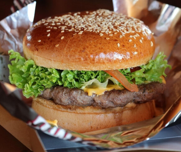 Mniam Fit radzi. Jakie burgery warto jeść i na co zwracać uwagę przy ich wyborze?