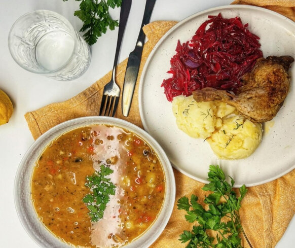 Dlaczego warto podarować abonament obiadowy w Mniam Fit jako prezent świąteczny dla rodziców i seniorów?