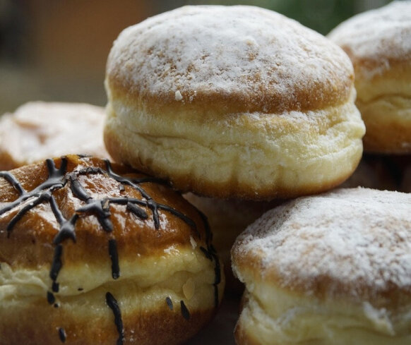 Tłusty Czwartek z głową. Dlaczego pączek najlepiej smakuje po obiedzie od Mniam Fit?